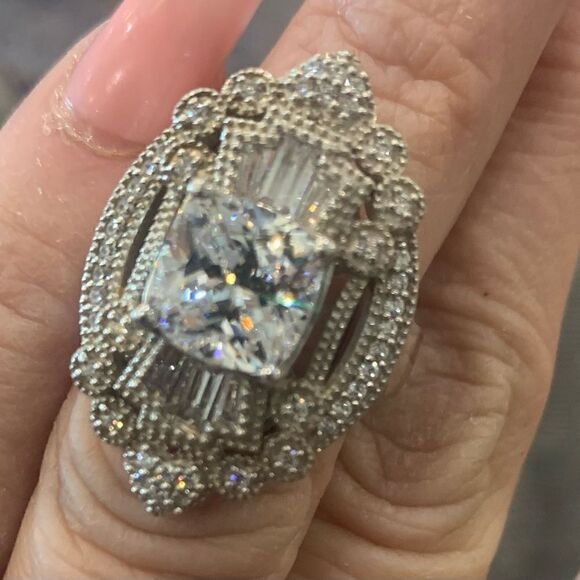 Stunning antique look setting. A cushion cut center stone with baguettes.Size6 - Picture 2 of 4